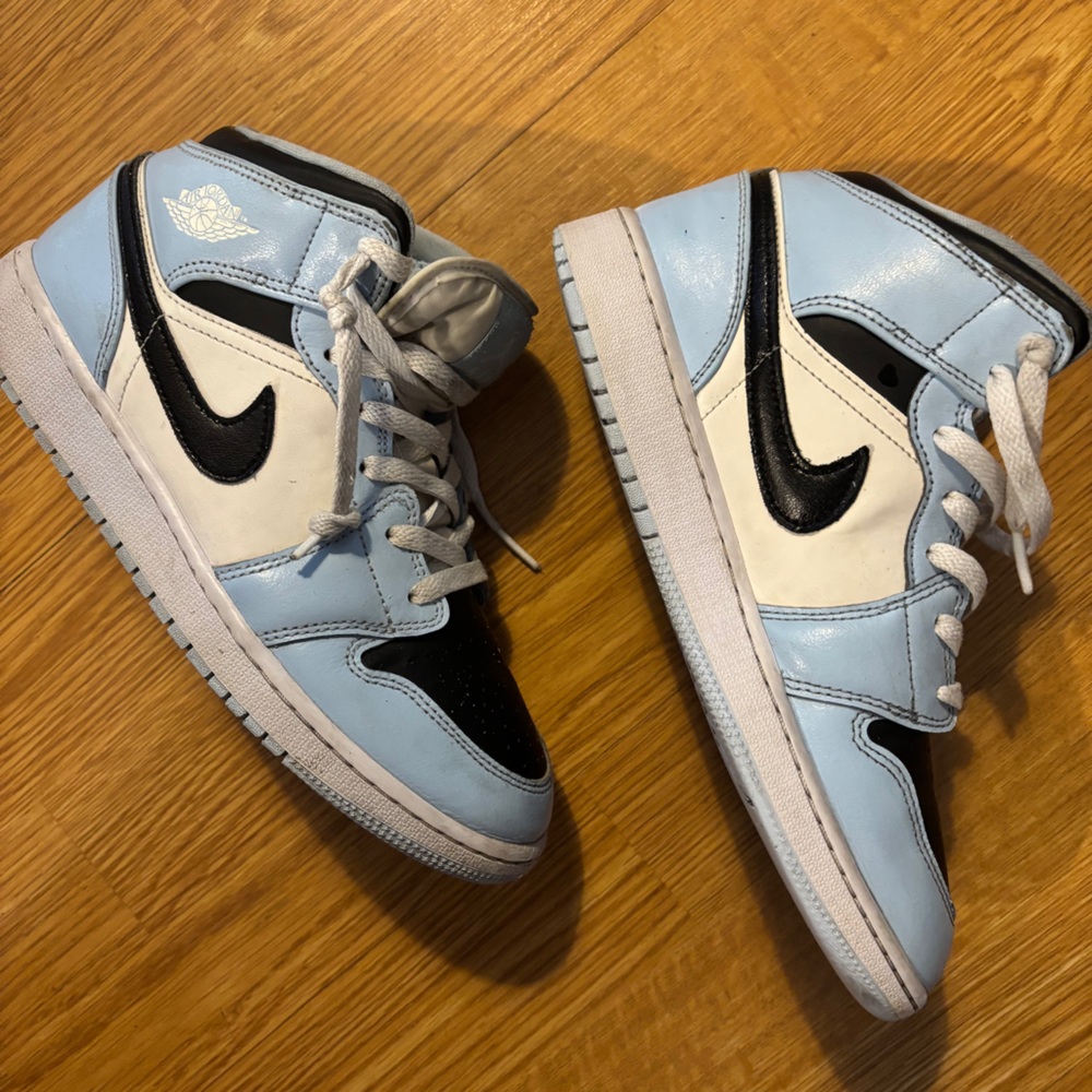 ①

Authentic Nike Air Jordan 1 Mid Ice Blue/Black/White GS US 7Y